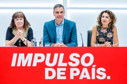 Cristina Narbona, Pedro Sánchez y María Jesús Montero, este lunes durante la reunión de la Ejecutiva Federal del PSOE.