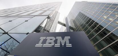 Logotipo de IBM en sus oficinas de M&uacute;nich, en Alemania. 