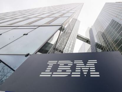 Logotipo de IBM en sus oficinas de M&uacute;nich, en Alemania. 