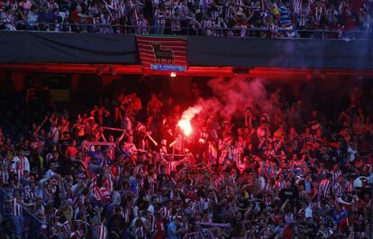 Los aficionados del Atl&eacute;tico celebran el gol de Godin con una bengala en el Calder&oacute;n. 