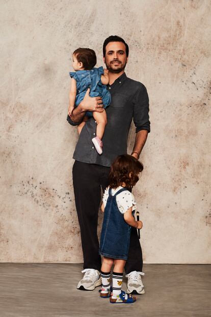 Alberto Garzón, ministro de Consumo, junto a sus dos hijas, Olivia (de pie), de 2 años, y Chloe (en sus brazos), de 11 meses. 
