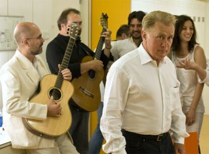 Martin Sheen con, desde la izquierda, Eduardo Laguillo, Patxi Andión, Antonio Hortelano y Ana Álvarez.