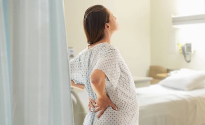 Una mujer embarazada, en la habitación de un hospital.