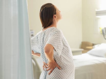Una mujer embarazada, en la habitación de un hospital.