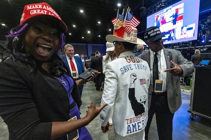 Simpatizantes de Donald Trump en la fiesta de su campaña en West Palm Beach, este martes por la noche.