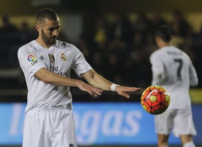 Karim Benzema parece querer hipnotizar la pelota en El Madrigal. El Madrid perdió 1-0 contra el Villarreal. 