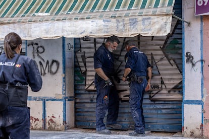 Agentes cerrando el local, este viernes por la tarde. 