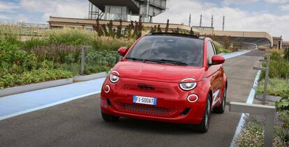 El Fiat 500 aceleró en diciembre y consiguió arrebatar el sexto puesto de esta lista al C-HR. La firma italiana vendió 15.999 unidades de este coche en España en 2022.