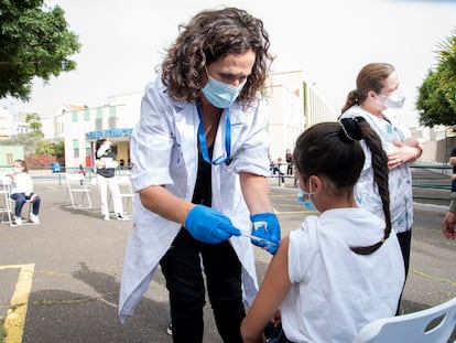 Una sanitaria vacuna a una niña en el CEIP Tíncer de Santa Cruz de Tenerife, el pasado febrero