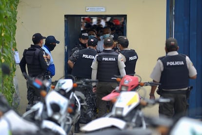 La noche del lunes se realizó una requisa en el Centro de Privación de Libertad de Guayaquil, por lo que se presume que estos hechos son señal de resistencia y rechazo por parte de los internos ante las acciones de control.