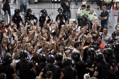 Un grupo de manifestantes, en la madrile&ntilde;a estaci&oacute;n de trenes de Atocha a primera hora de hoy, durante la jornada de huelga contra la liberaci&oacute;n del sector ferroviario, que llevan a cabo hoy los trabajadores de Renfe en todo Espa&ntilde;a. 