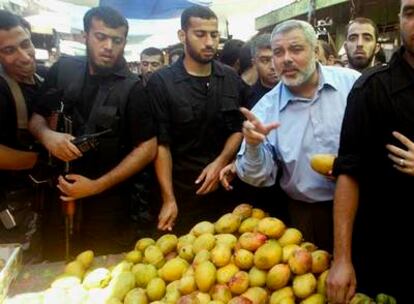 Ismail Haniya (cuarto por la izquierda), en una visita ayer al mercado principal de la ciudad de Gaza.