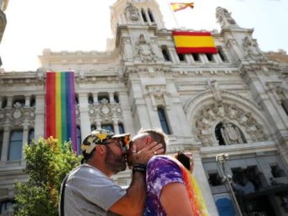 Almeida respeta la tradición que instauró Carmena con la enseña arcoiris, pero en un lateral de la fachada central, junto a una nueva rojigualda que Vox había pedido que instalasen