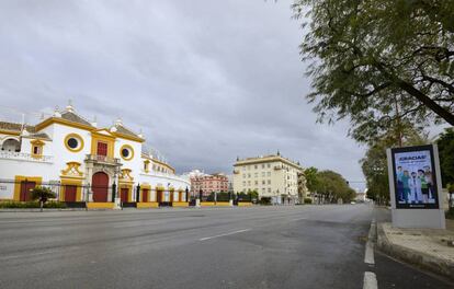 La plaza de la Real Maestranza, cerrada y sola.