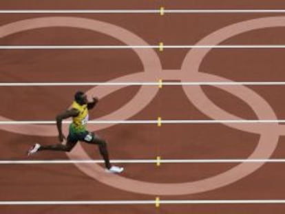 Usain Bolt avanza hacia el final de la prueba de 200m.