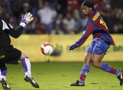 Ronaldinho supera a Alberto en el gol del Barça.