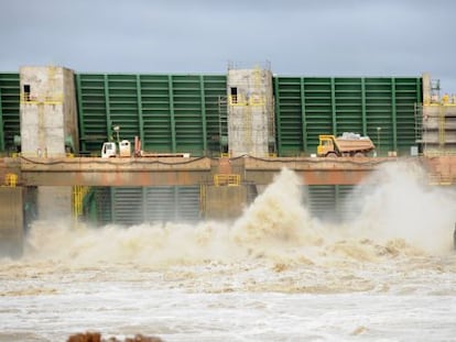 Trabajos de construcci&oacute;n de la hidroel&eacute;ctrica de Porto Velho.