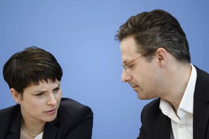 La copresidenta de AfD Frauke Petry junto al l&iacute;der Renania del Norte-Westfalia Marcus Pretzell.