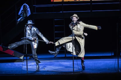 Birane Ra (Macheath) y Benjamin Lavernhe (Tiger Brown), remedando a bailarines de claqué durante su interpretación de la ‘Kanonensong’.