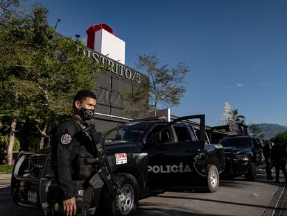 Elementos de la policía estatal de Jalisco resguardan el Bar Distrito 5 de Puerto Vallarta, Jalisco.