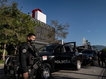 Elementos de la policía estatal de Jalisco resguardan el Bar Distrito 5 de Puerto Vallarta, Jalisco.