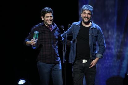 Los hermanos David y José Manuel Muñoz "Estopa" reciben el premio al mejor grupo .