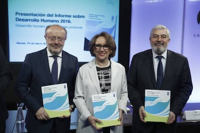 La secretaria general iberoamericana, Rebeca Grynspan (c), junto al secretario de Estado de Cooperación Internacional, Fernando García Casas (i), y administrador adjunto del PNUD, Magdy Martínez-Solimán (d) durante la presentación del Informe sobre Desarrollo Humano 2016.