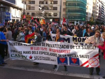 Pancarta que abr&iacute;a la manifestaci&oacute;n en Valencia en contra de los recortes en sanidad.