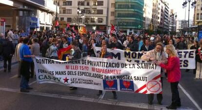 Pancarta que abría la manifestación en Valencia en contra de los recortes en sanidad.
