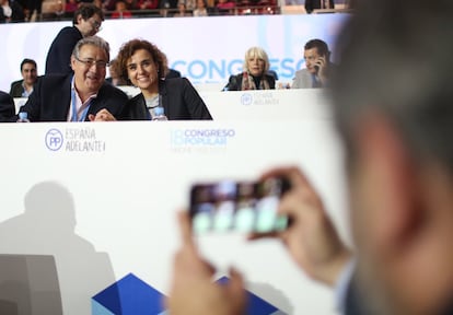 Juan Ignacio Zoido y Dolors Montserrat posan para una fotografía.