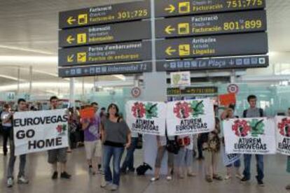 Medio centenar de personas convocadas por la plataforma ciudadana Stop Eurovegas en el aeropuerto de El Prat. EFE/Archivo