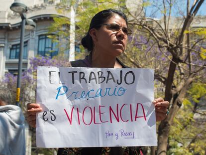 La agrupación Pan y Rosas, de trabajadoras de hogar, se manifestaron en la Alameda Central en marzo de 2020.