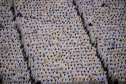 Sacerdotes católicos en la plaza de San Pedro del Vaticano.