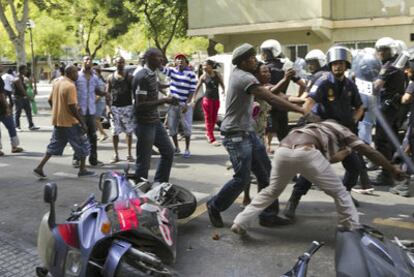 Dispositivo policial en Son Gotleu (Palma de Mallorca) tras los disturbios provocados por la muerte de un joven nigeriano.