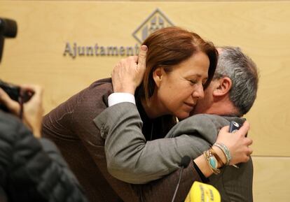 La nova alcaldessa, Marta Madrenas, s'abraça a Ballesta.
