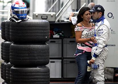 Marc Gené, con su novia tras la jornada de entrenamientos.