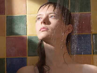 La protagonista de 'El verano de Sangaile' aprovecha la ducha para reflexionar.