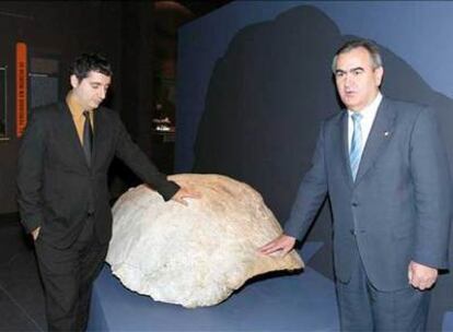 El delegado del Gobierno en Murcia, Rafael González (derecha), y el consejero de Cultura, Pedro Alberto Cruz, durante la presentación de los restos fósiles de tortugas gigantes