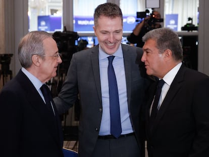 Florentino Pérez, presidente del Real Madrid; Bernd Reichart, CEO de A22 Sports Management, promotora de la Superliga; y Joan Laporta, presidente del Fútbol Club Barcelona, Joan Laporta, en un evento celebrado en diciembre de 2022.