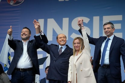 De izquierda a derecha, Matteo Salvini, de la Liga; Silvio Berlusconi, de Forza Italia; Giorgia Meloni, de Hermanos de Italia, y Maurizio Lupi, de Nosotros con Italia, en el mitin de final de campaña de las elecciones italianas.