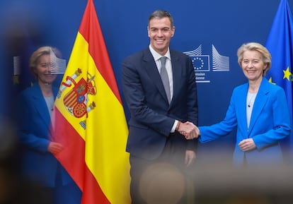 La presidenta de la Comisión Europea, Ursula von der Leyen recibe a Pedro Sánchez, antes de su reunión en Bruselas.
