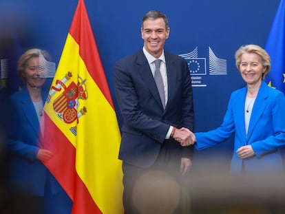 La presidenta de la Comisión Europea, Ursula von der Leyen recibe a Pedro Sánchez, antes de su reunión en Bruselas.