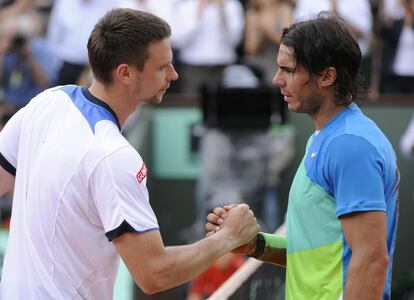 El español Rafael Nadal (a la derecha) recibe la felicitación de Robin Soderling, al término de la final de Roland Garros 2010.