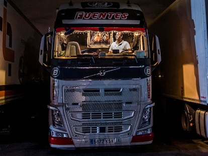 Lázaro Bermejo, camionero murciano de la empresa Hermanos Fuentes, en una estación de servicio en Huntingdon, Reino Unido, donde va a descargar el camión lleno de uvas, el 14 de octubre de 2021. 