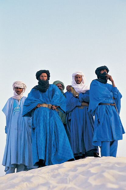 TUAREG (MALI). Los hombres visten túnicas color añil teñidas con la planta índigo y, sobre la cabeza, el largo turbante de algodón, llamado tagelmust o cheche. Su color es con frecuencia azul, pero en ocasiones también lo lucen en blanco. Las mujeres tuareg, por el contrario, no suelen llevar velo.