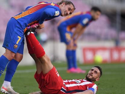 Griezmann estira los gemelos de Koke en un duelo ante el Atlético.