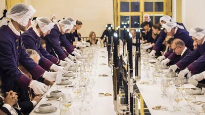 Mesa inspirada nos jantares reais no restaurante Oré de Alain Ducasse, no palácio de Versalhes de Paris.