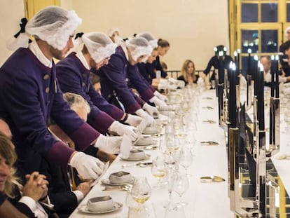 Mesa inspirada nos jantares reais no restaurante Oré de Alain Ducasse, no palácio de Versalhes de Paris.