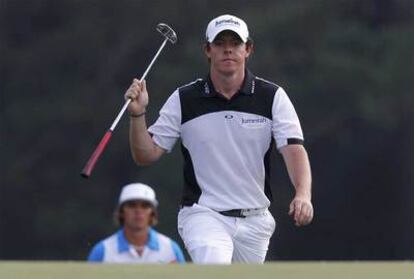 El norirlandés McIlroy, asciende por el 'green' del hoyo 18.