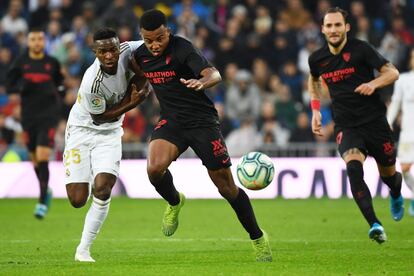 Vinicius Junior (a la izquierda), del Real Madrid, y Jules Kounde, del Sevilla, se disputan el balón.